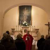 Entriamo mentre si sta svolgendo la messa celebrata da don Franco Lanzolla, il parroco della Cattedrale che si � speso in prima persona per l�apertura di San Sebastiano